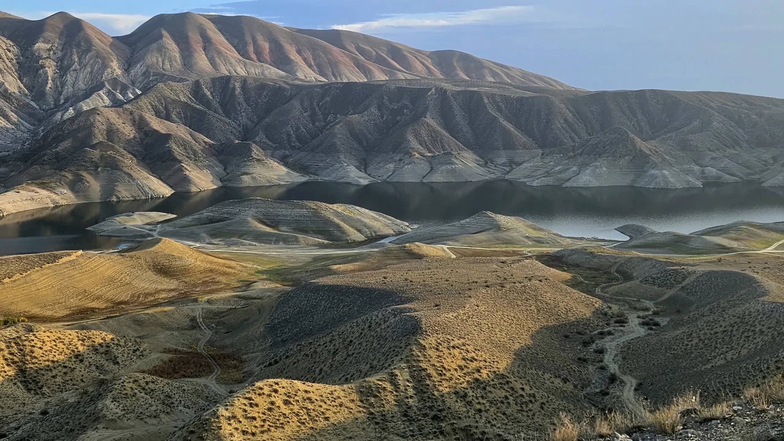 Азатское водохранилище, вода среди глиняных холмов ниже Гарни — кадр 2