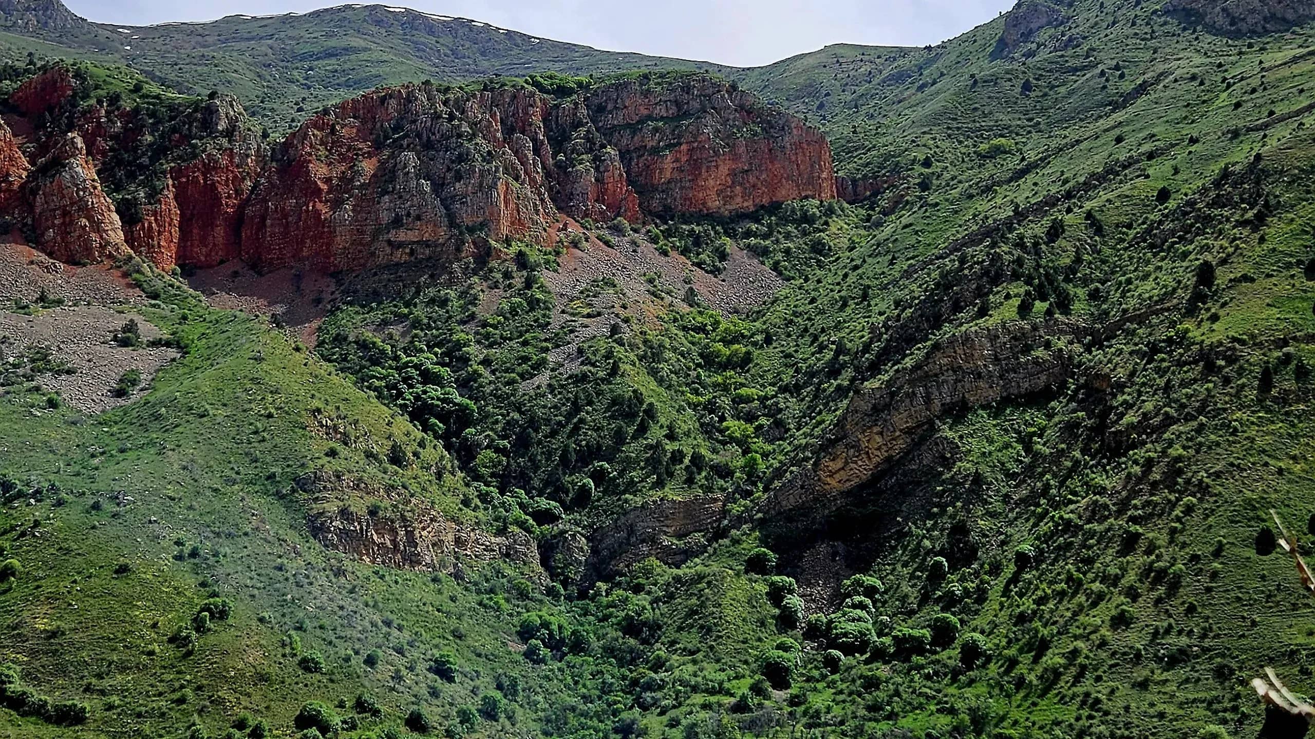 Нораванк, монастырь в красных скалах — кадр 2