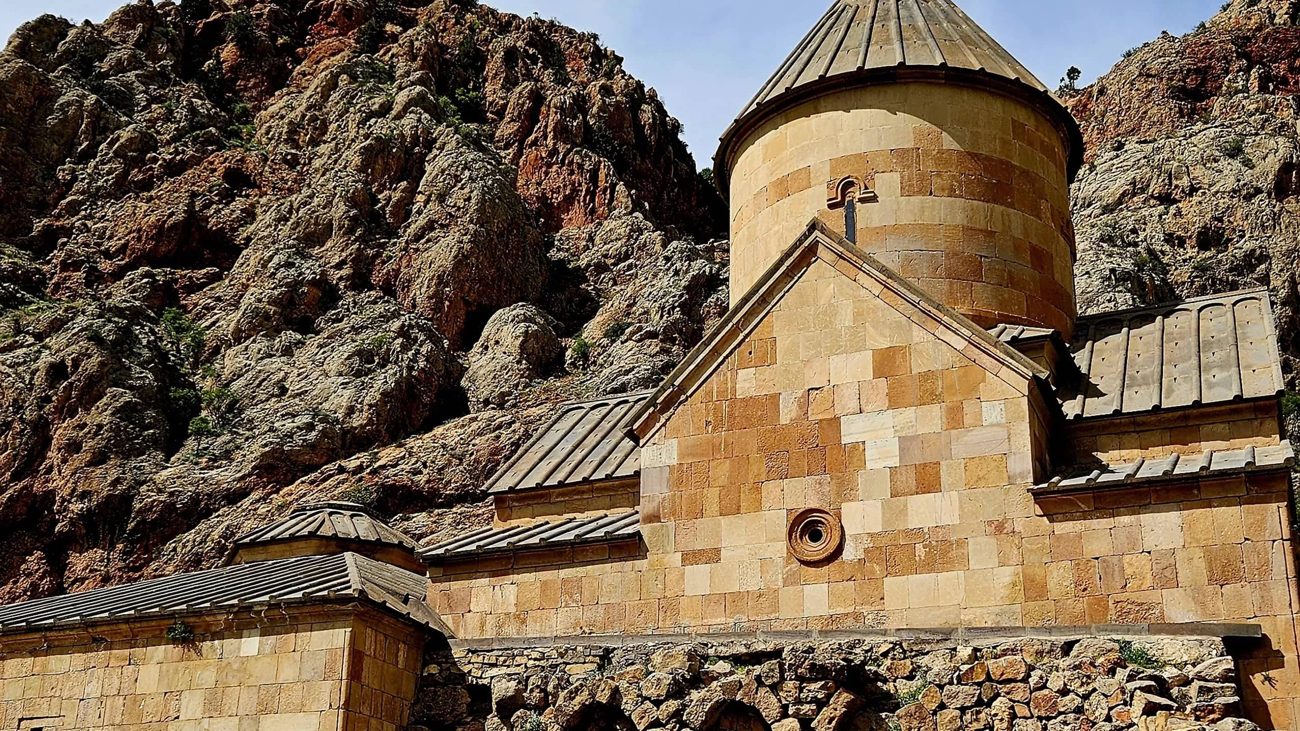Нораванк, монастырь в красных скалах — кадр 7
