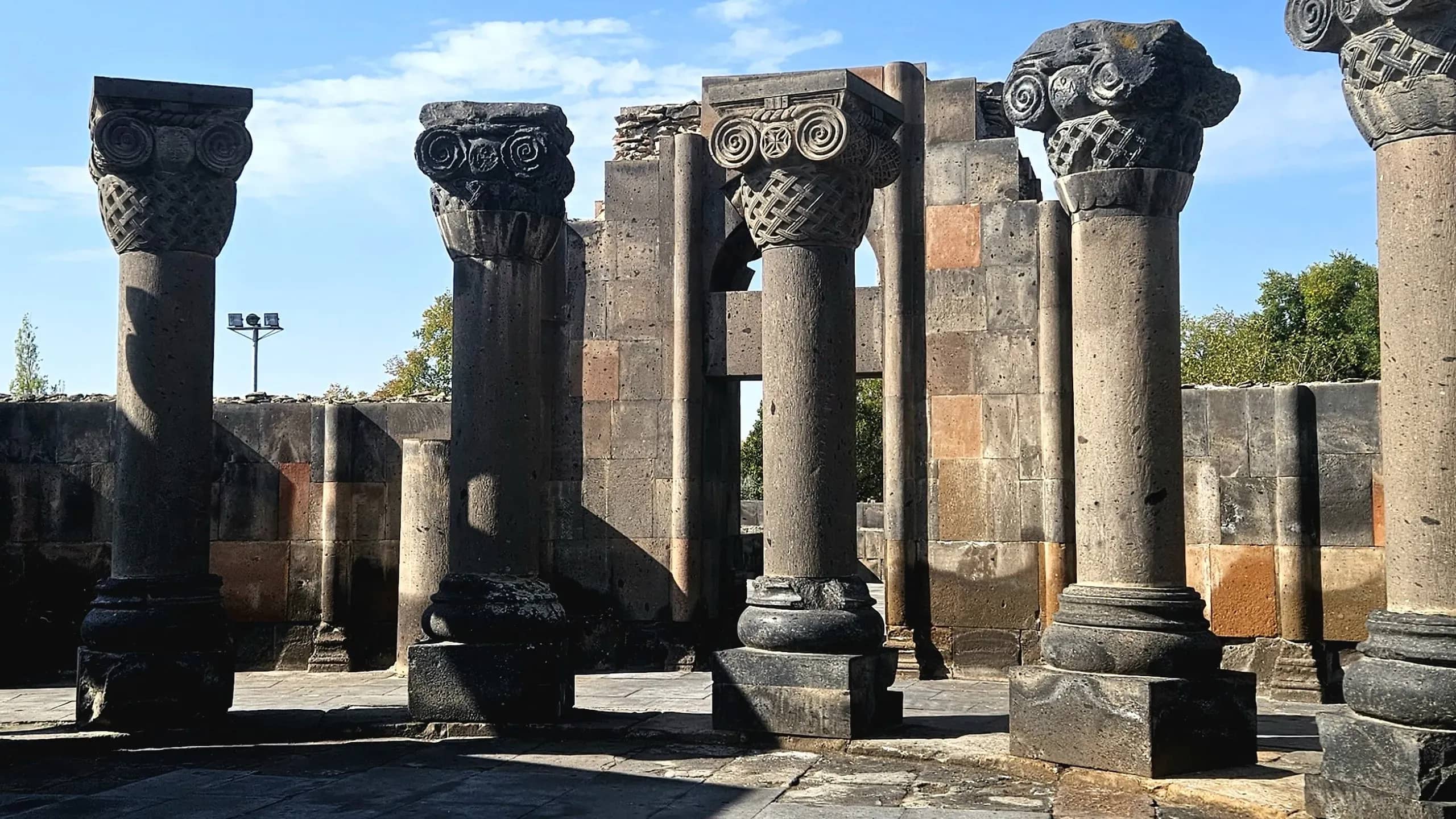 Руины храма Звартноц, развалины круглого храма VII века — кадр 2